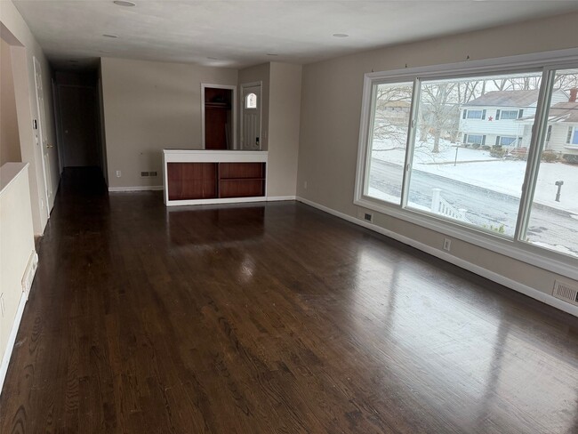 Building Photo - 17 Dover Dr