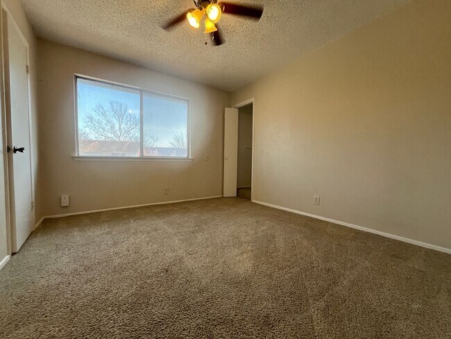 Building Photo - 2 Bedrooms in Great Dove Springs Location