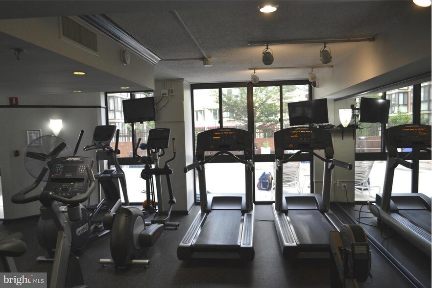 Building Photo - 1001 N Randolph St