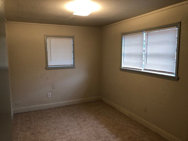 Building Photo - 3345 Linn St