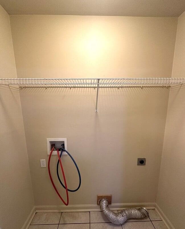 Building Photo - AWESOME 3/3 with No Carpet, Large Bedrooms, & More! $1300/month Avail Now!