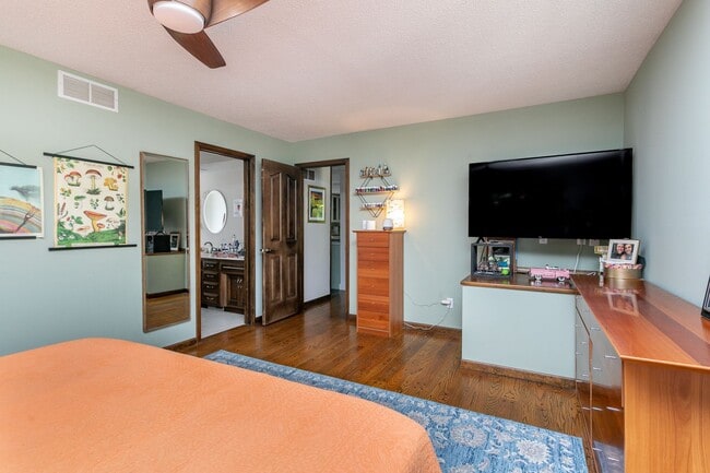 Building Photo - 5 Bed 3 Bath Home