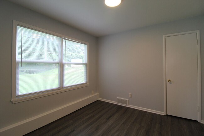 Building Photo - August FREE On This 3 Bedroom 1 Bath Home In Prairie Village