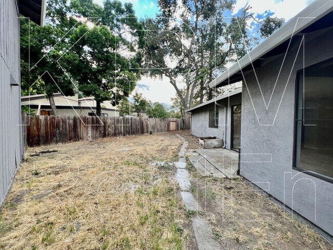 Building Photo - 5532 Fox Sparrow Ct