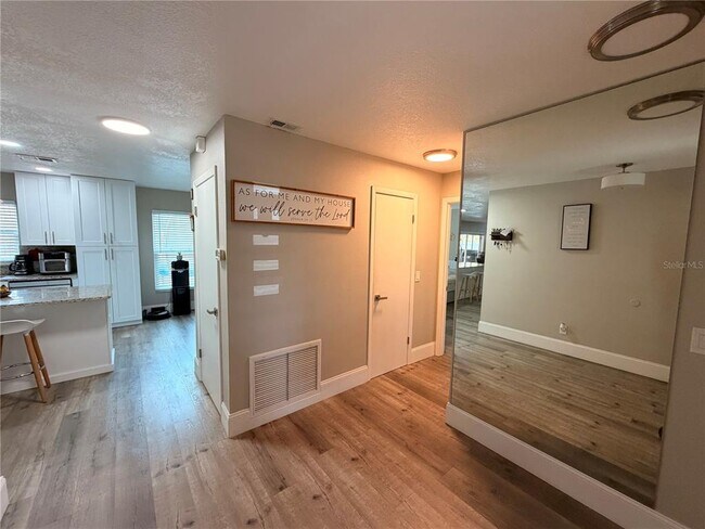 Building Photo - 106 W Cedarwood Cir