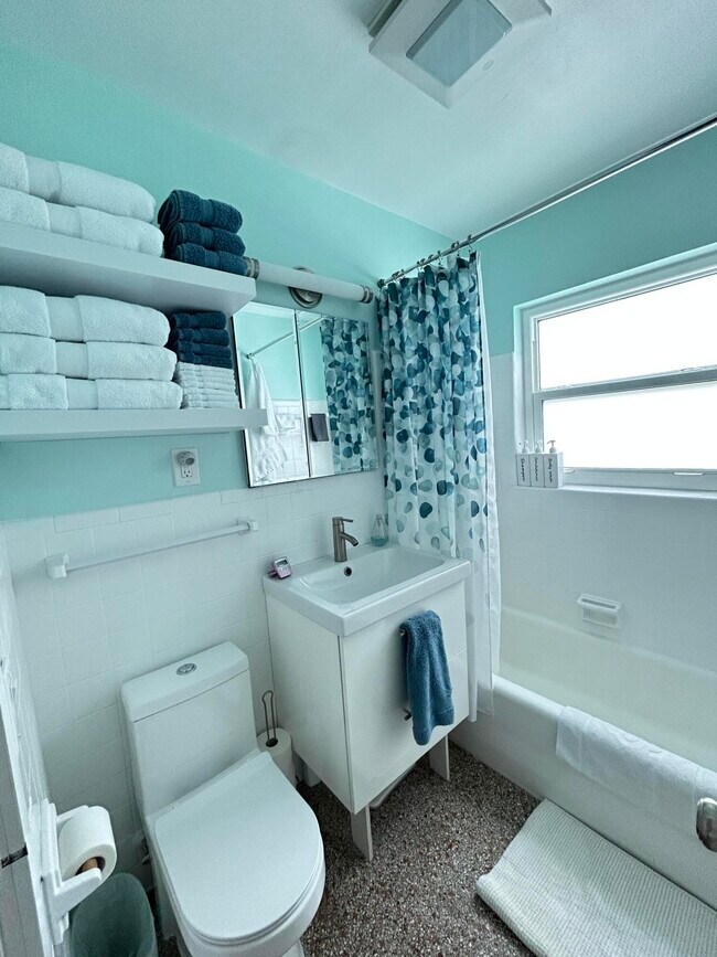 Building Photo - 127 SW 10th Ave