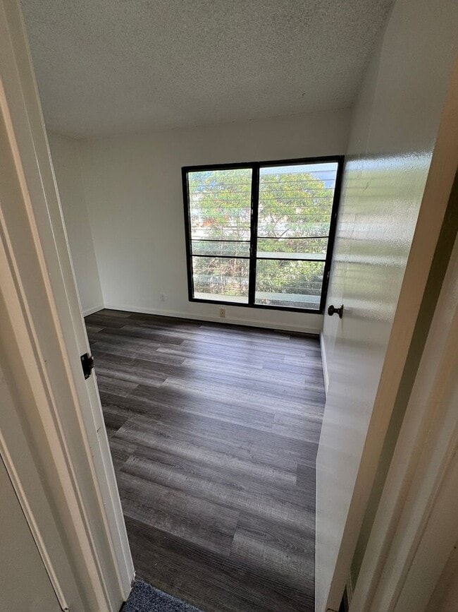 Building Photo - Partly Furnished 2 bedroom 1 bath