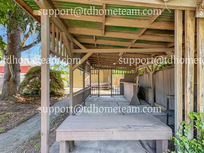 Building Photo - "Charming 3-Bed Home with 2 Baths in the H...