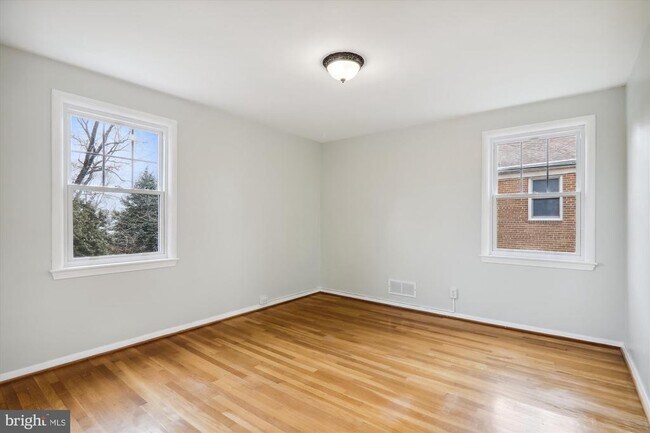 Building Photo - 9213 Cypress Ave