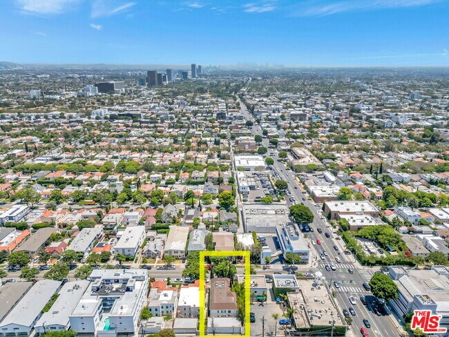 Building Photo - 361 1/2 S Doheny Dr