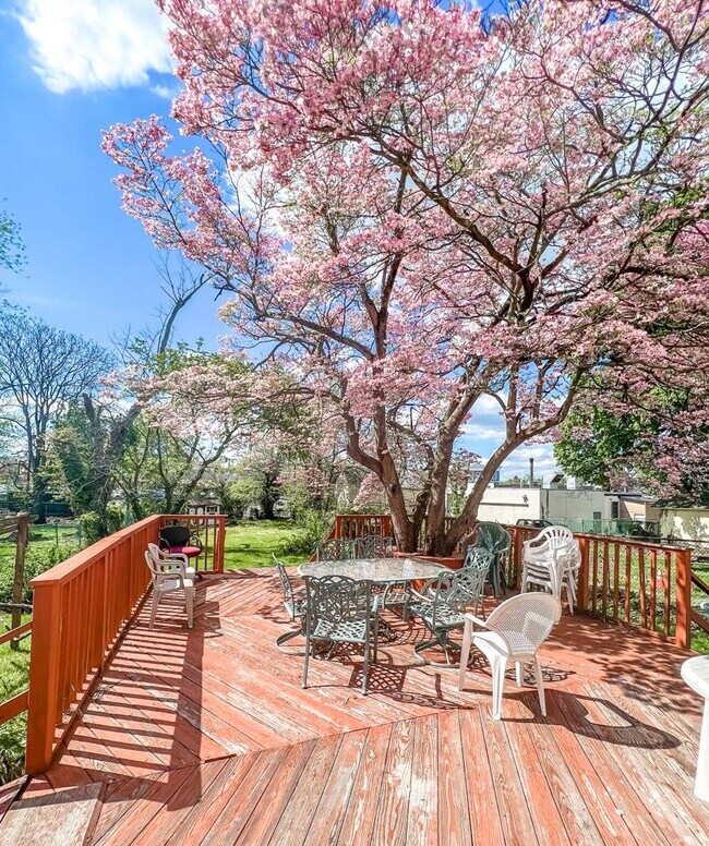 Building Photo - 27 Hudson St