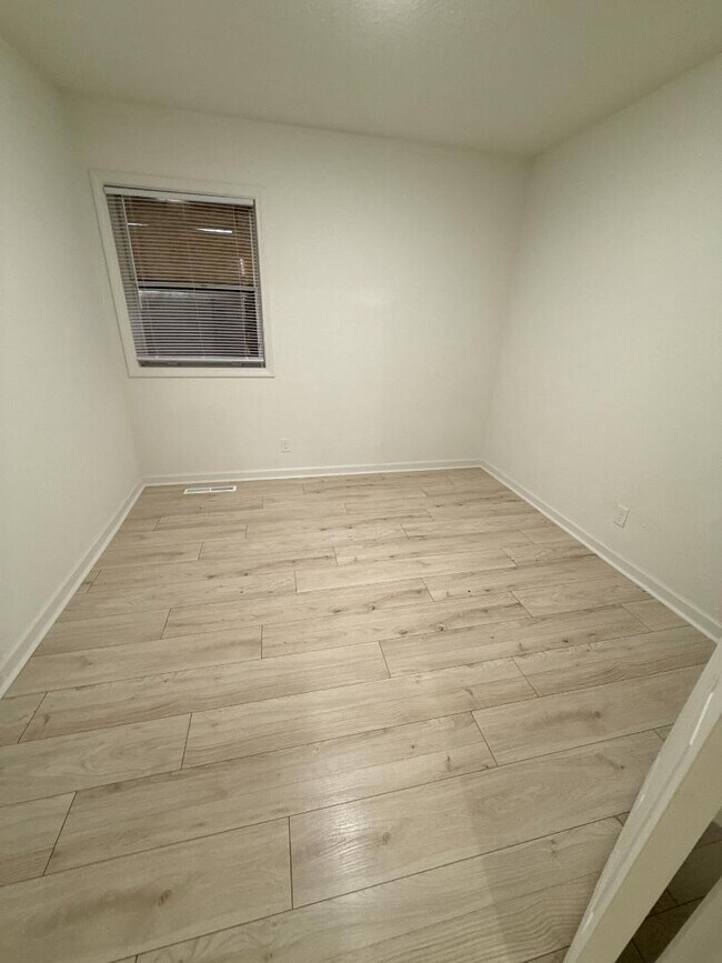 Building Photo - 1620 E Catalina St