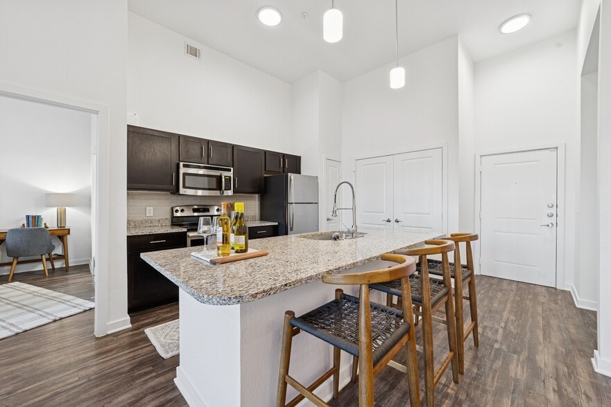 Building Photo - Mustang Station