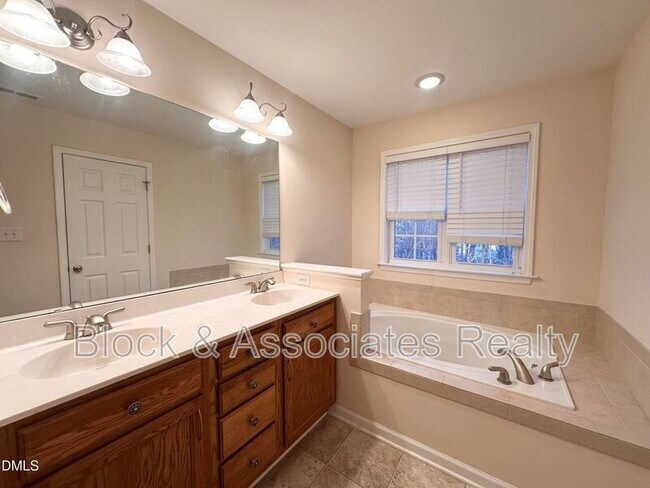 Building Photo - 27 Great View Ct