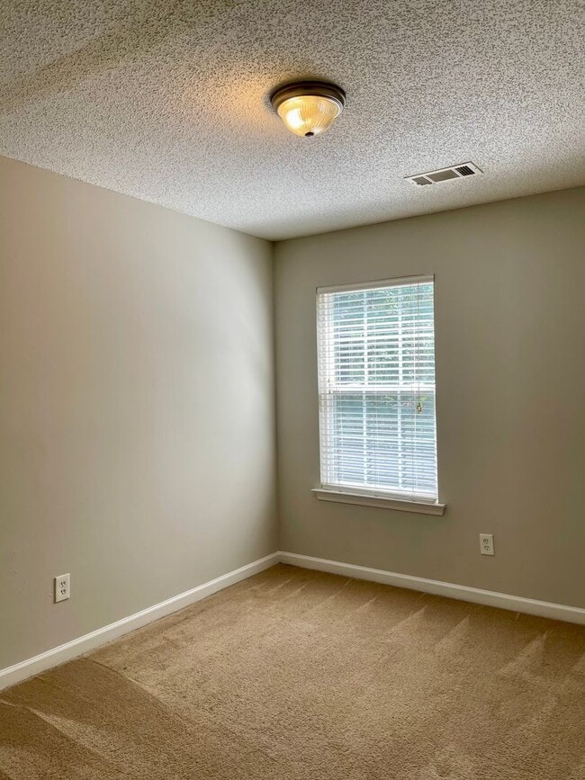 Building Photo - Lovely 3 Bedroom/2.5 Bath Town Home w/ Garage!