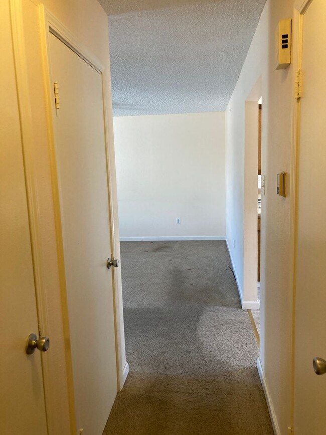 Building Photo - **READY FOR MOVE IN** 3 Bedroom/2 Bath Single Story Home