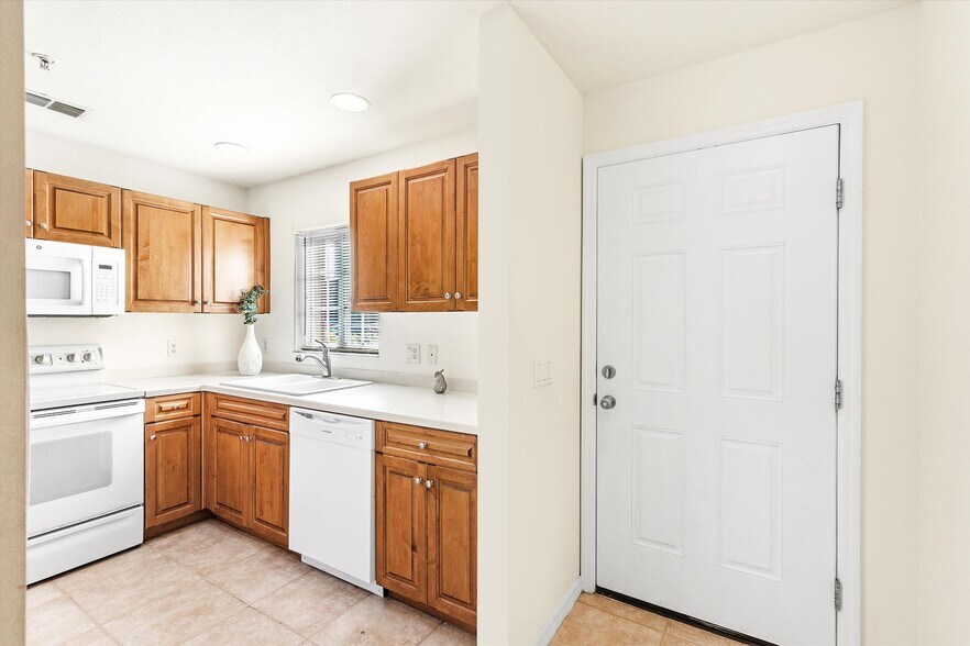 Building Photo - Coming Mid July 2/2.5 Townhome - Villages of Stoney Brook