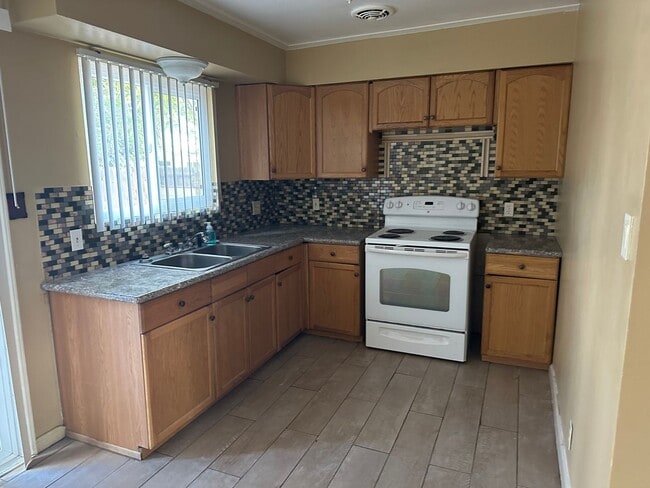 Building Photo - BEAUTIFUL DUPLEX