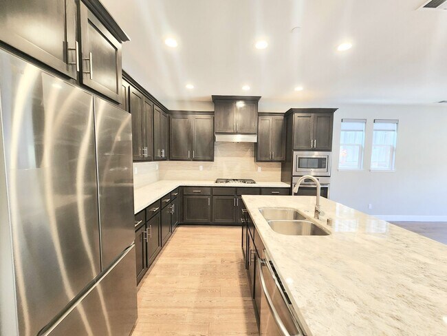 Building Photo - Spacious 5 bedroom house
