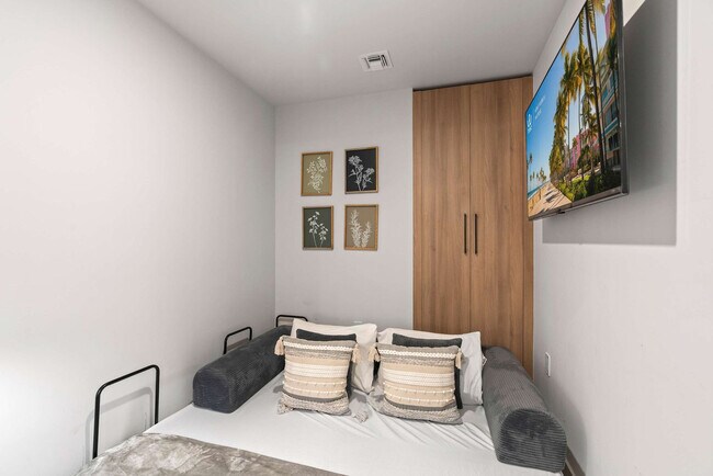 Building Photo - 121 NE 5th St