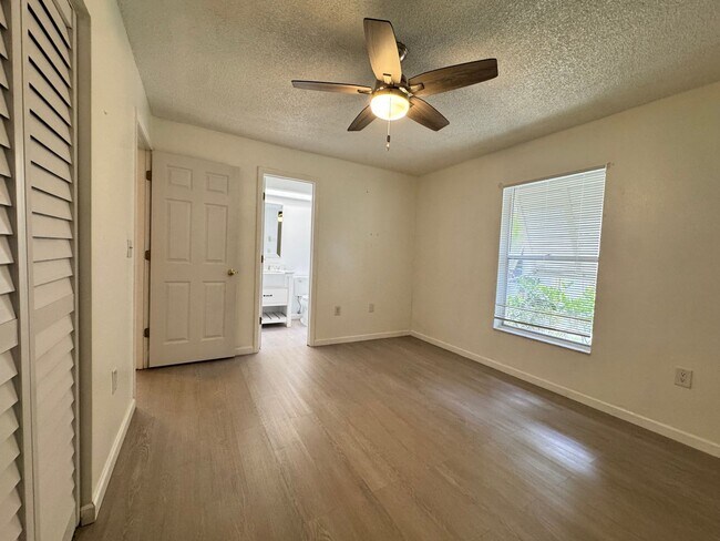 Building Photo - Annual unfurnished nicely renovated 2/2 villa near the Ringling Museum