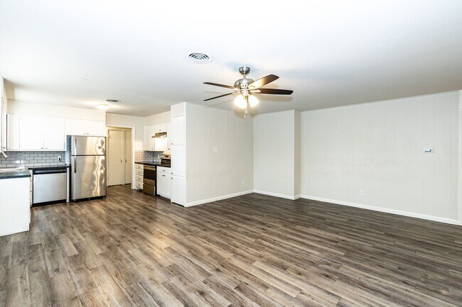 Building Photo - Large & Recently Updated!