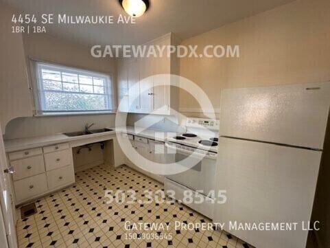 Building Photo - 4454 SE Milwaukie Ave