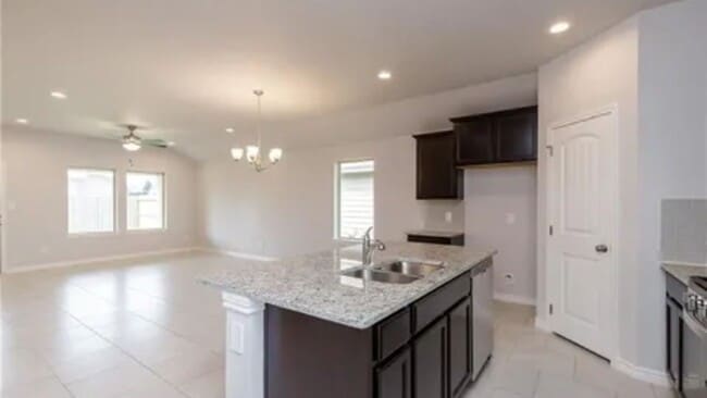 Building Photo - For Rent Half off Deposit Holiday Special