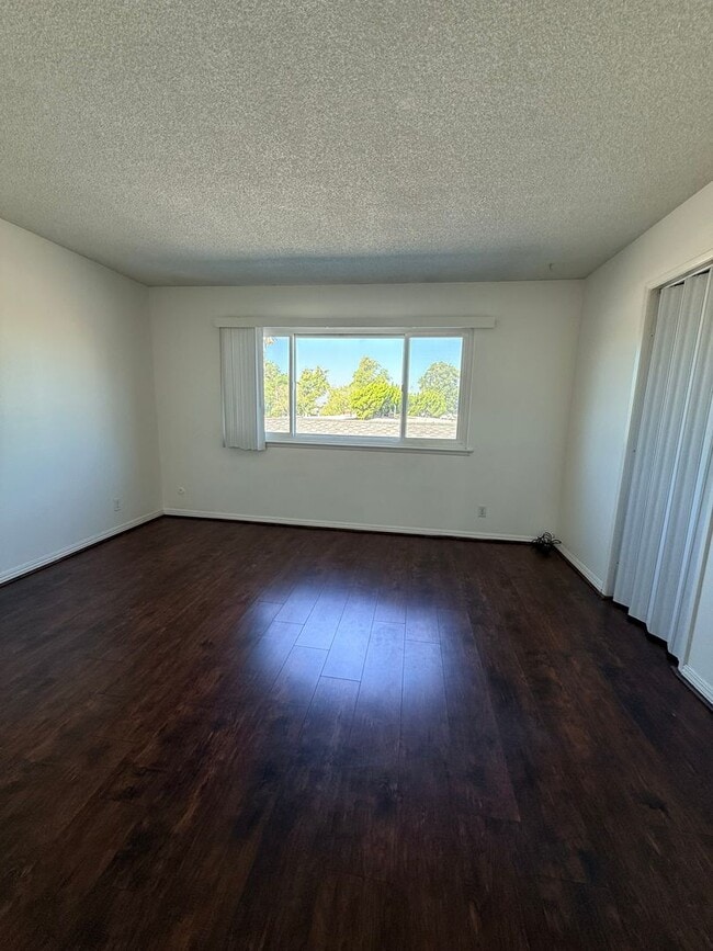 Building Photo - Spacious 3 bedroom 2 bath townhome with 2 ...