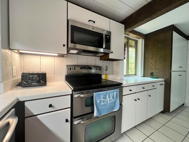 Building Photo - 112 Greensward Dr