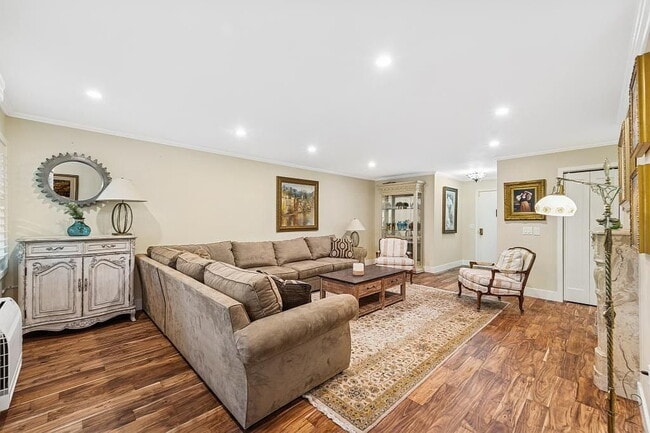 Building Photo - "Spacious 2-Bed, 2-Bath Gem in Prime Bellevue Location - 1455 Sq Ft of Modern Living!"