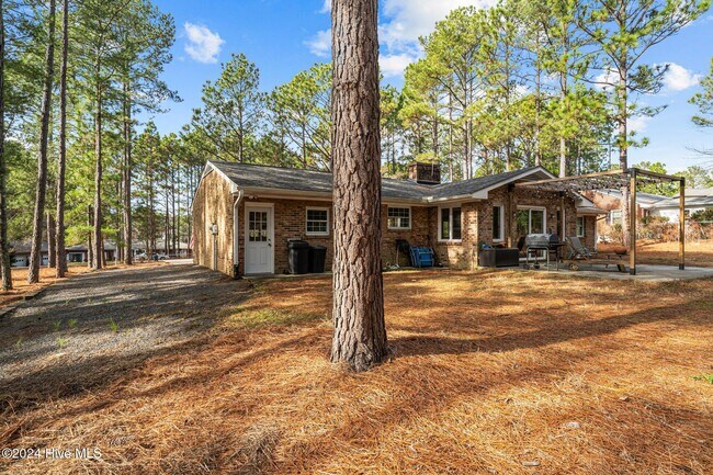 Building Photo - 85 Pine Lake Dr