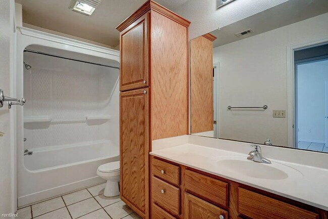 Building Photo - "Cozy 1-Bedroom Retreat in San Marcos – Perfectly Sized at 651 Sq Ft on Burleson Street!"