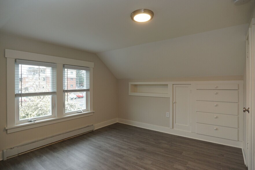 Building Photo - 910 S I St