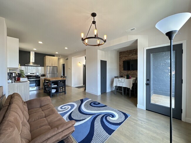 Building Photo - 908 N California Ave