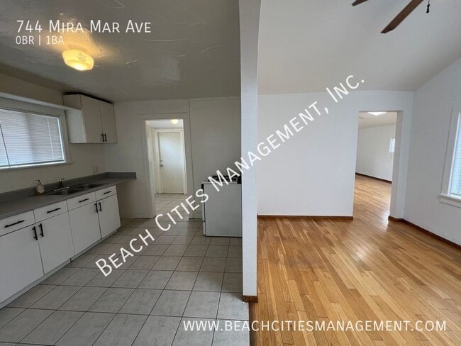 Building Photo - 744 Mira Mar Ave