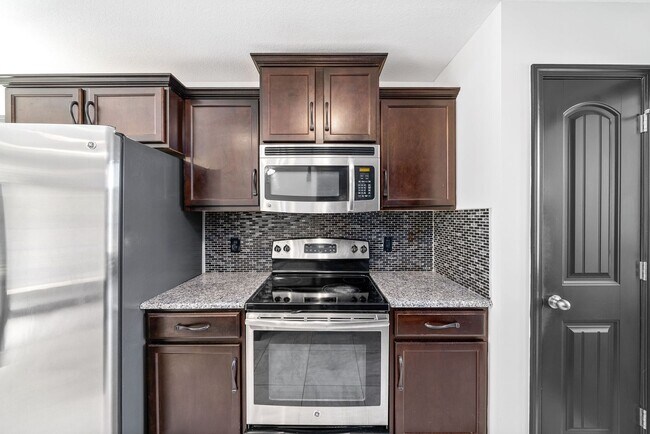 Building Photo - Pet Friendly Three Bedroom with Bonus in R...
