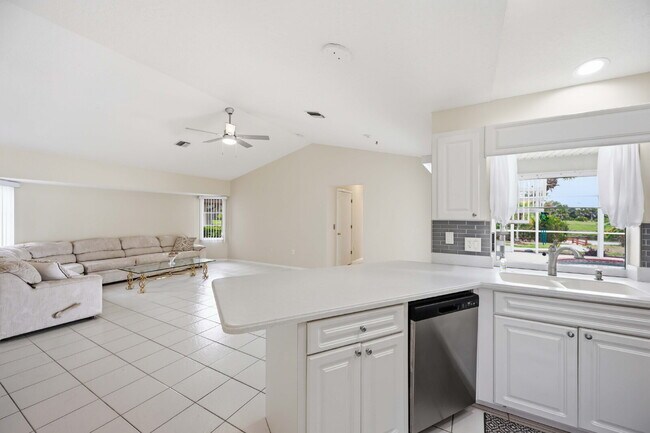 Building Photo - "Spacious 3-Bedroom Retreat with 2 Full Baths in Rotonda West Pinehurst!"