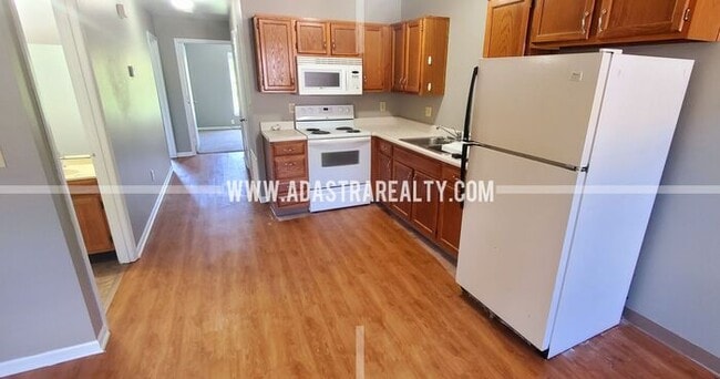 Building Photo - Beautiful 2 Bedroom/2 Bath in Raymore-Available NOW!!
