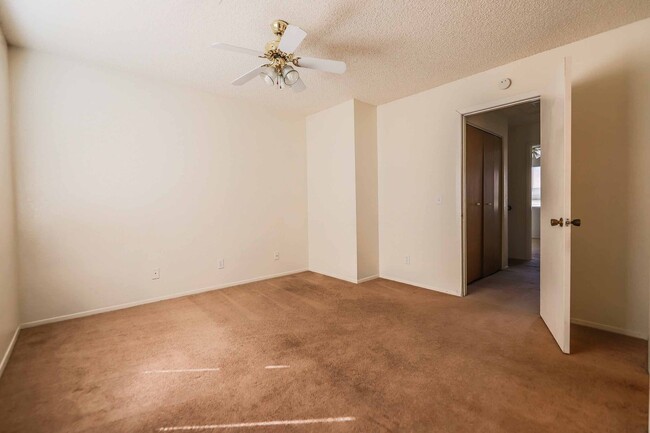 Building Photo - CUTE 2 BEDROOM CONDO!