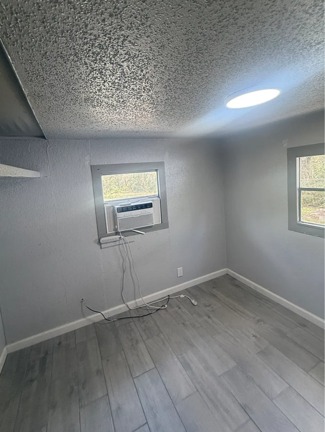 Building Photo - All utilities included. 2 Bedrooms. Lawn care included