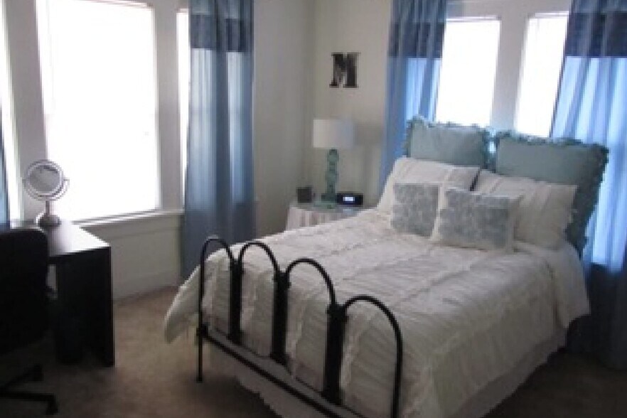 GOOD SIZE BEDROOMS - 3104 Wabash Ave