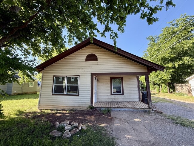 Building Photo - 914 W Vinita Ave