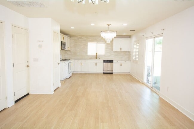 Building Photo - 827 Pine Ave
