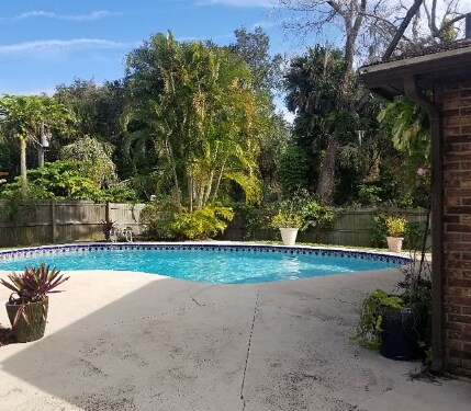 Building Photo - Furnished 3-Bedroom Pool Home