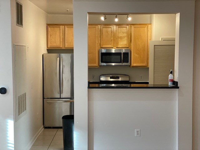 Kitchen - 4860 Eisenhower Ave