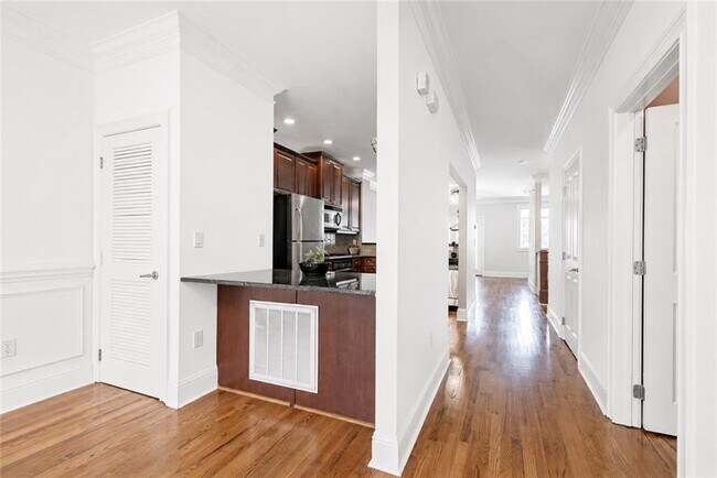 Building Photo - 5490 Glenridge Park NE