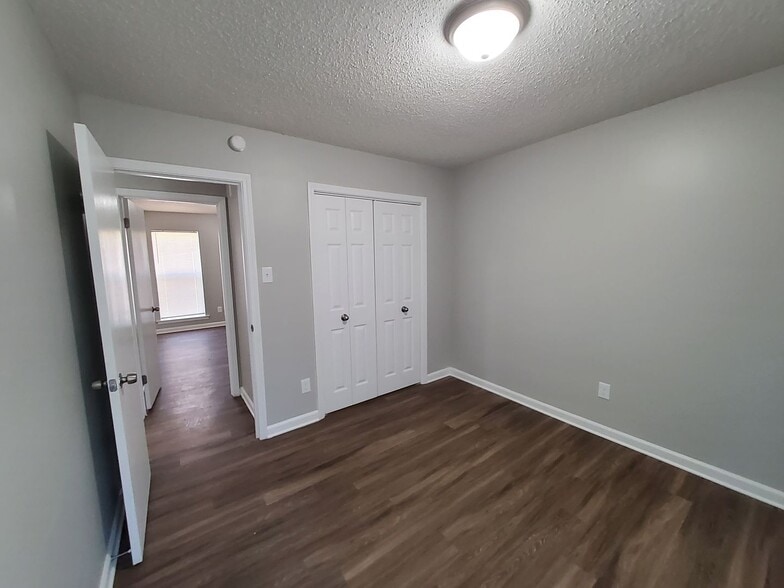 Building Photo - 5233 Breckenwood Dr