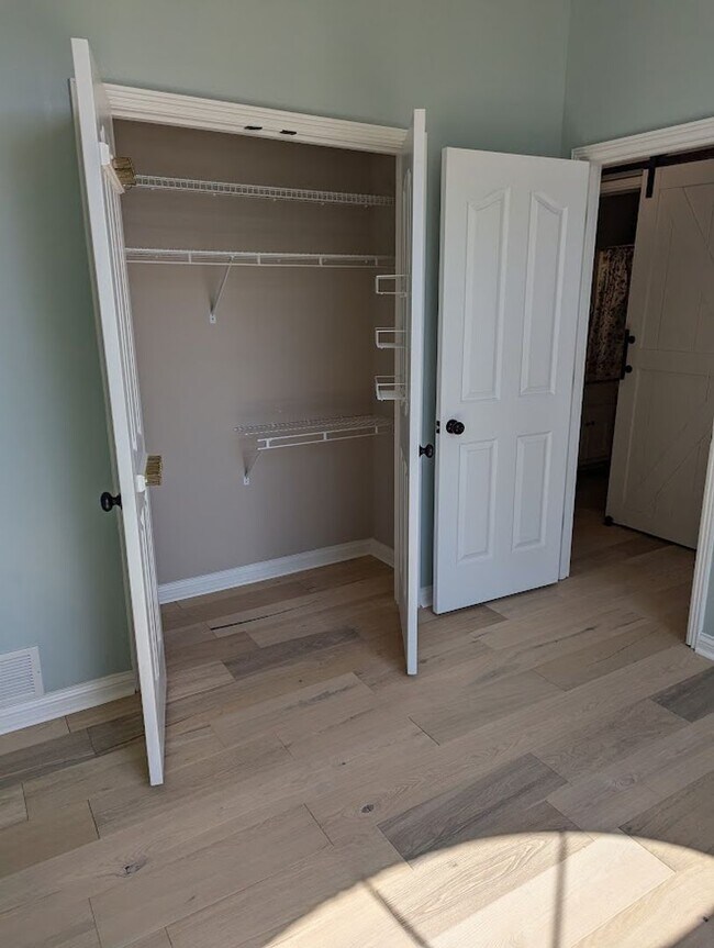 Building Photo - 3 bedroom 1 bath home with a basement and garage!