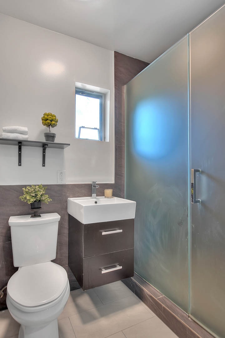 Building Photo - 1952 N Beachwood Dr